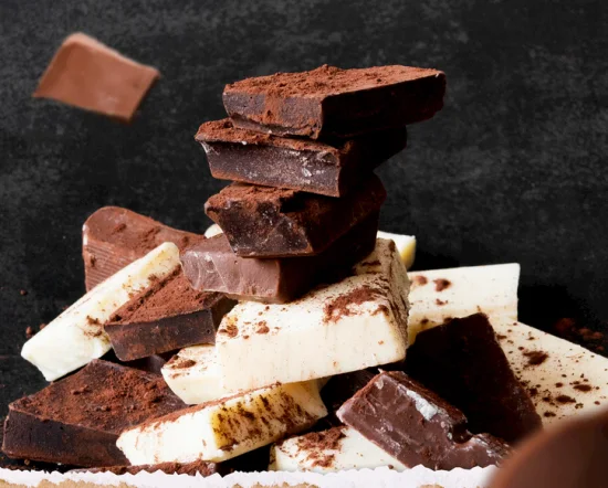 Конфеты Snickers с шоколадной глазурью и орехами для летнего сезона